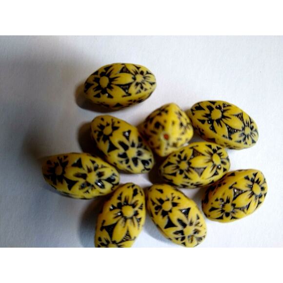 9 Yellow Black Embossed Acrylic 18mm Flower Beads Flower Power Hippy Groovy Cool - Picture 5 of 5